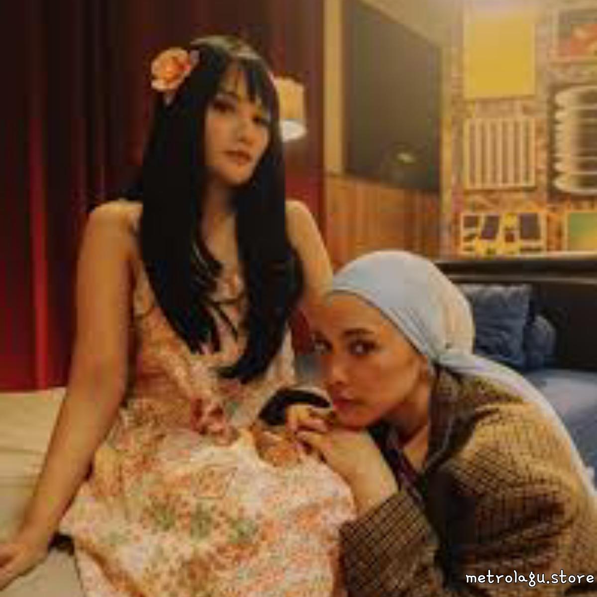 Cover album Untuk Perempuanku Di Cermin dari Mitty Zasia & Fanny Soegi di Matikiri