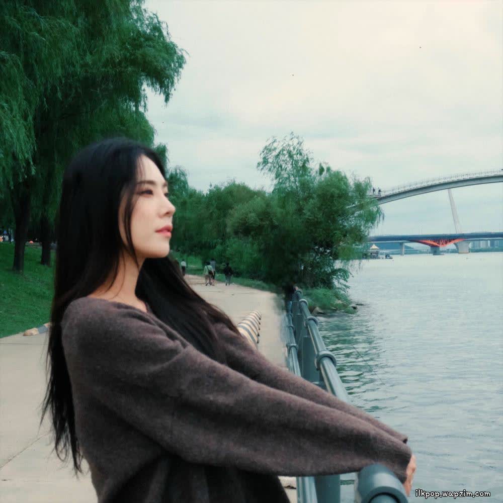 Cover album 쉬운 이별 같은 건 없어 (There
