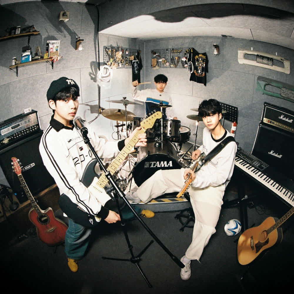 Cover album shining. dari Tokai di Matikiri