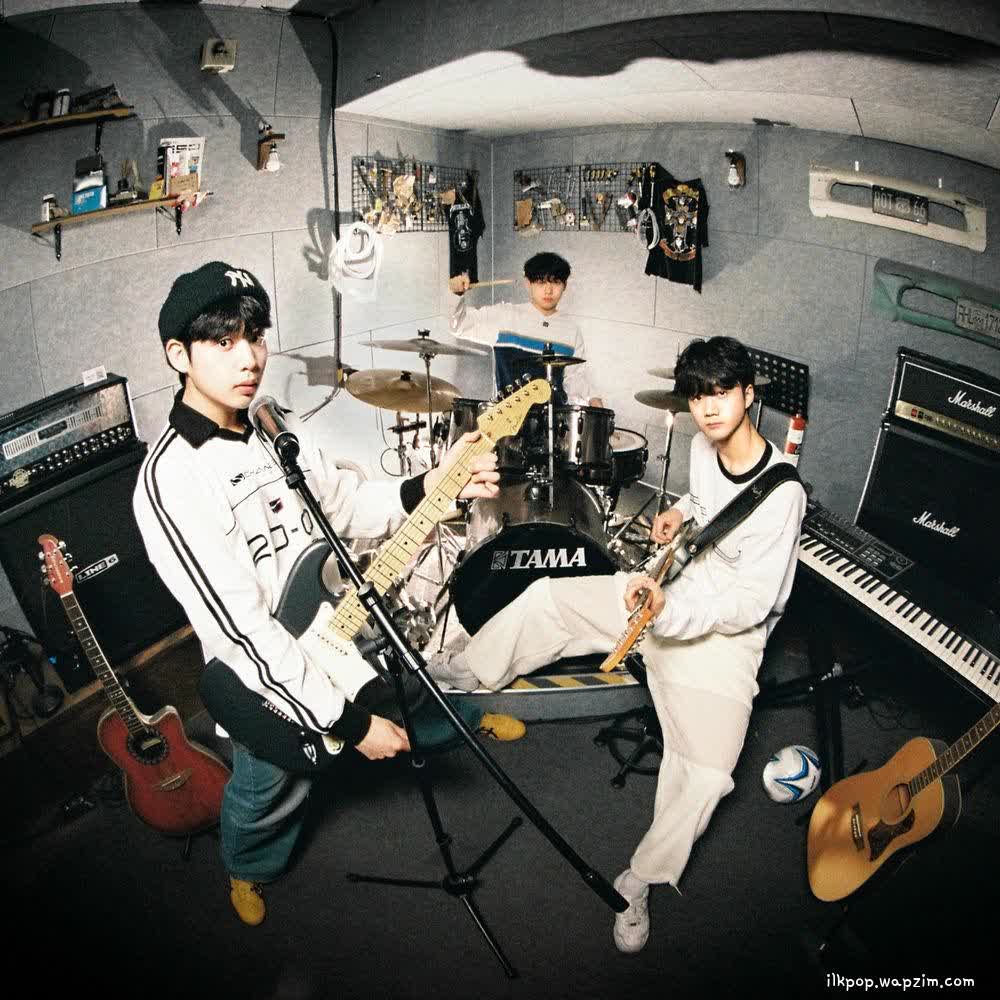 Cover album shining. dari Tokai di Matikiri