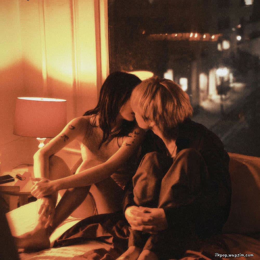 Cover album WHY DO YOU LOVE ME dari JUNE di Matikiri