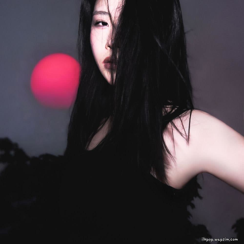 Cover album b(e) light dari Itzel di Matikiri