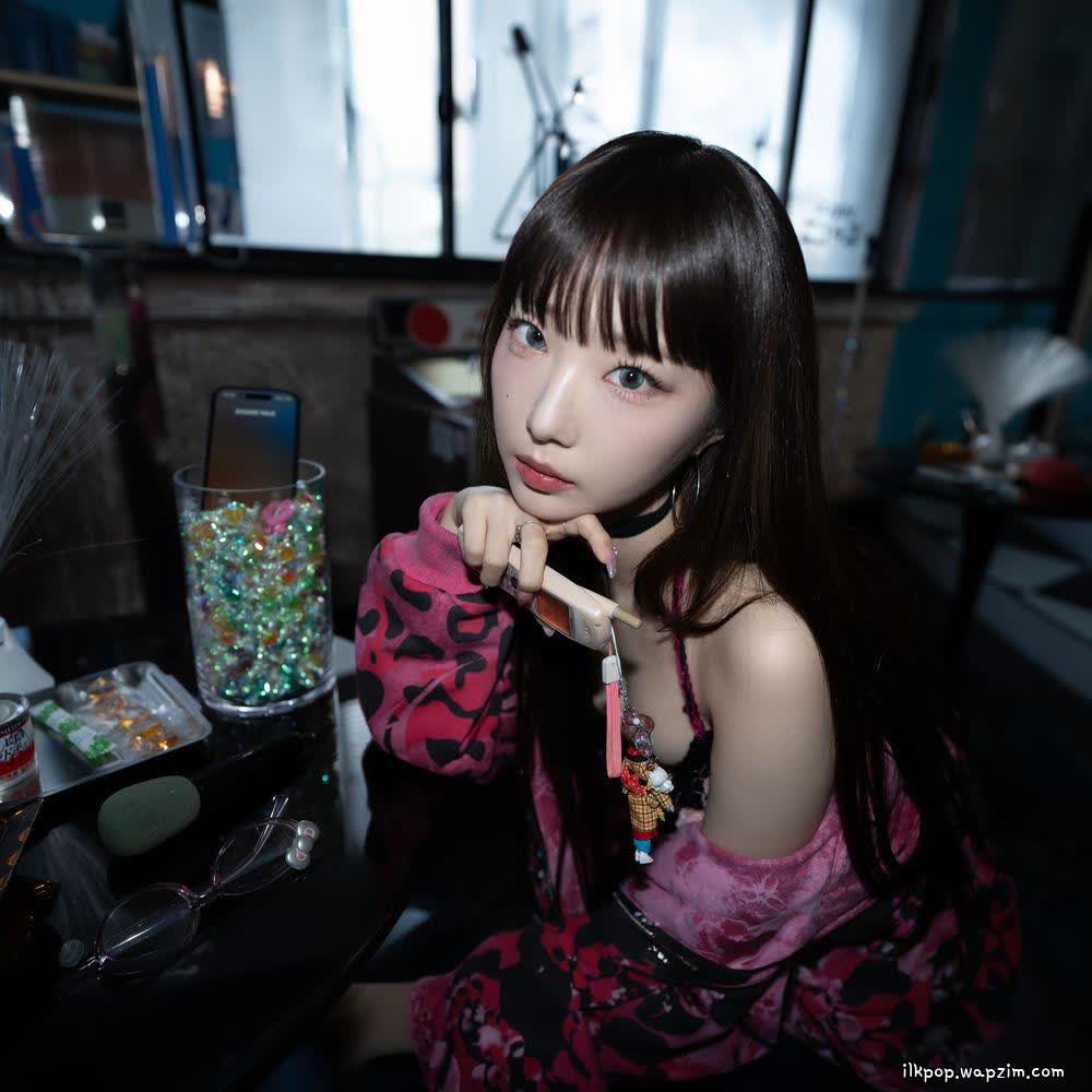 Cover album Lv1 dari YEOJIN (Loossemble) di Matikiri