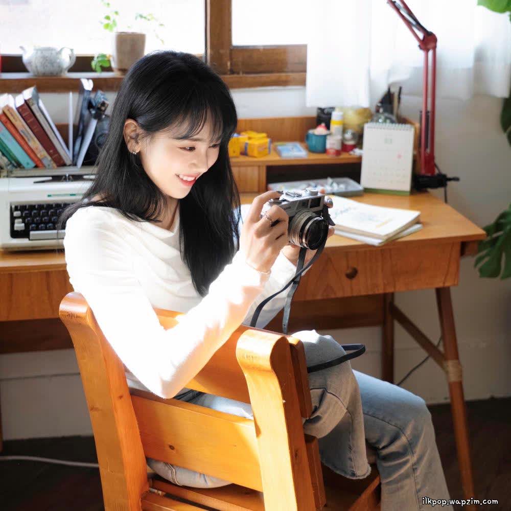 Cover album 아무튼 (Anyway) dari Jeong GaYi (Wine Loop) di Matikiri